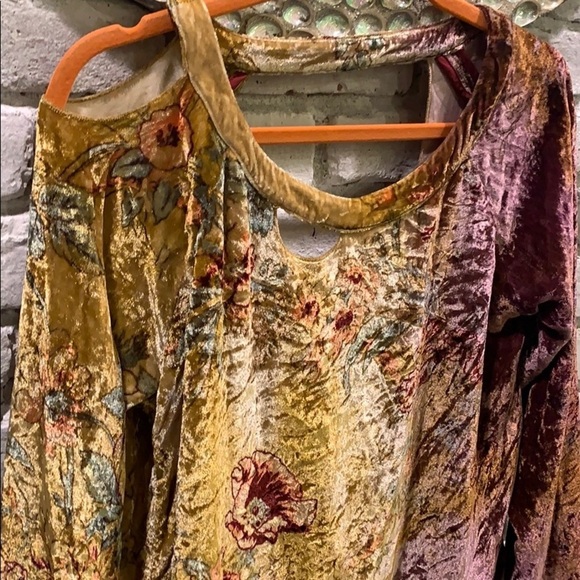 Chaser Keyhole Crushed Velvet Blouse - Picture 6 of 12